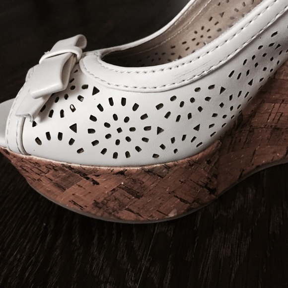 💥4/$25💥 Cute Flirty Cream White Wedges - Picture 4 of 6