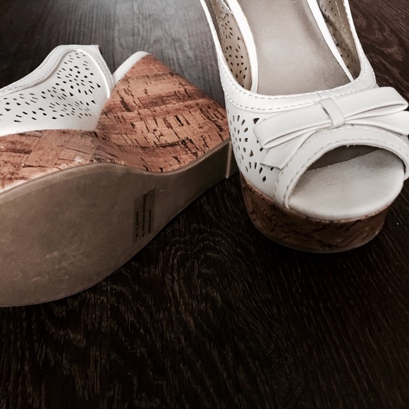 💥4/$25💥 Cute Flirty Cream White Wedges - Picture 5 of 6