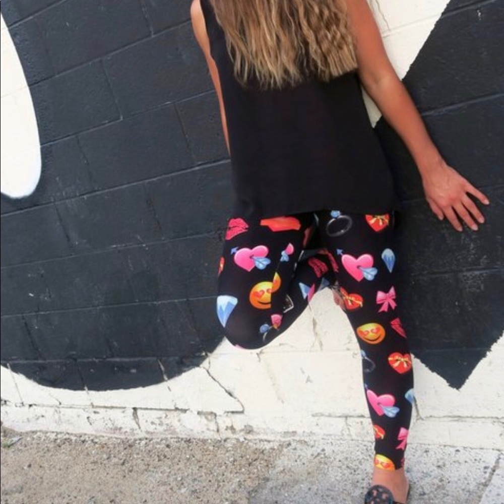 NWOT-EMOJI LEGGINGS