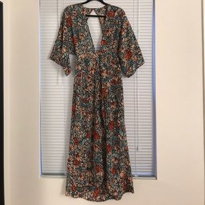 Midi / Maxi dress open back. Brand new size Small