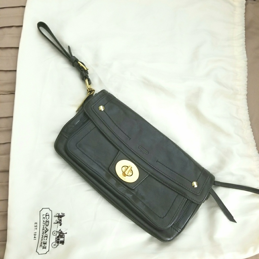 COACH clutch/wristlet