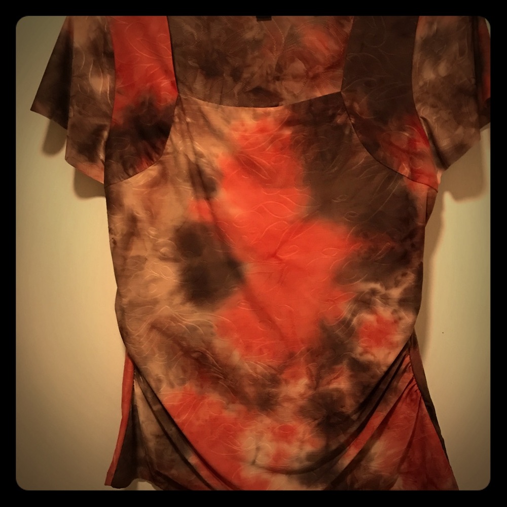 Short sleeve top fitted around the waist