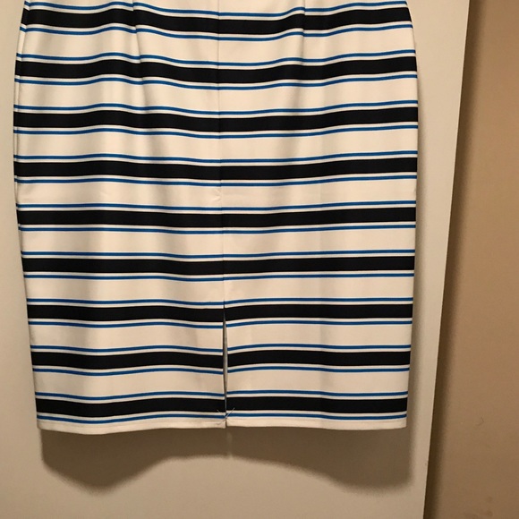 Short sleeve top fitted around the waist - Picture 3 of 4