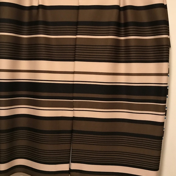 Short sleeve top fitted around the waist - Picture 4 of 4