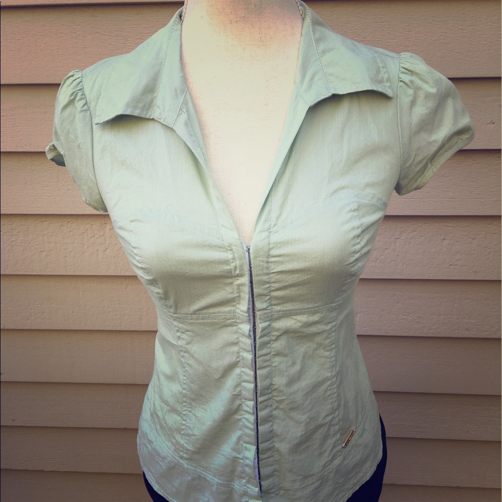 Contemporary Guess top with keyhole back