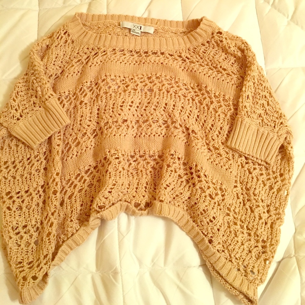 Crop top sweater in cream/brown!