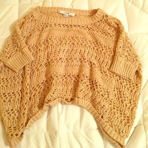 Crop top sweater in cream/brown!