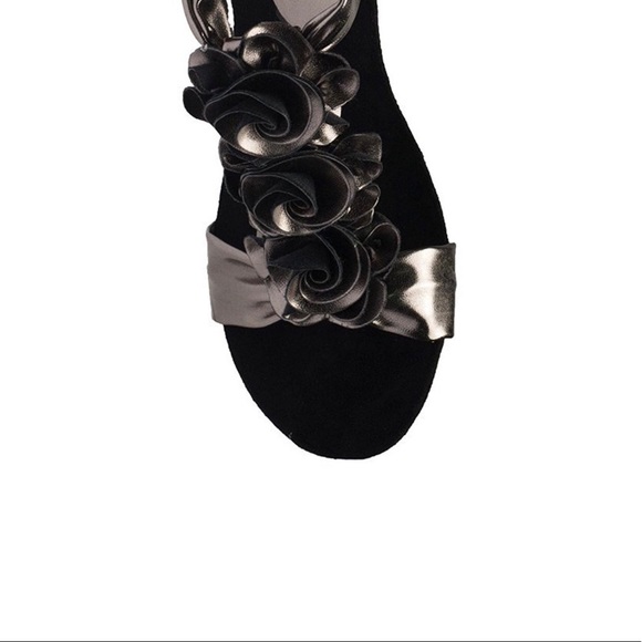 Rushed Flowers Metallic Wedge - Picture 4 of 6