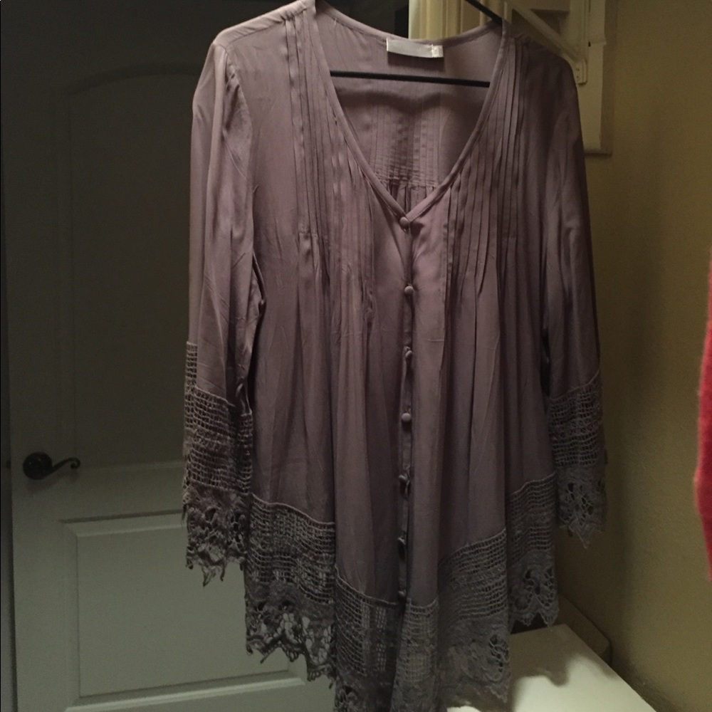 Grey top with buttons 🎈🎈🎈1 hour sale!!!🎈🎈🎈