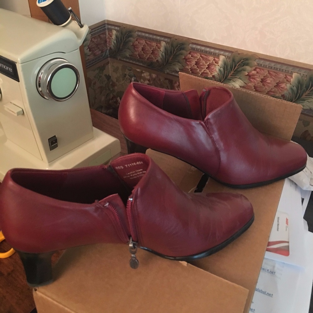 Trotters Jolie - Dark red- size 8 Super Slim (AAAA