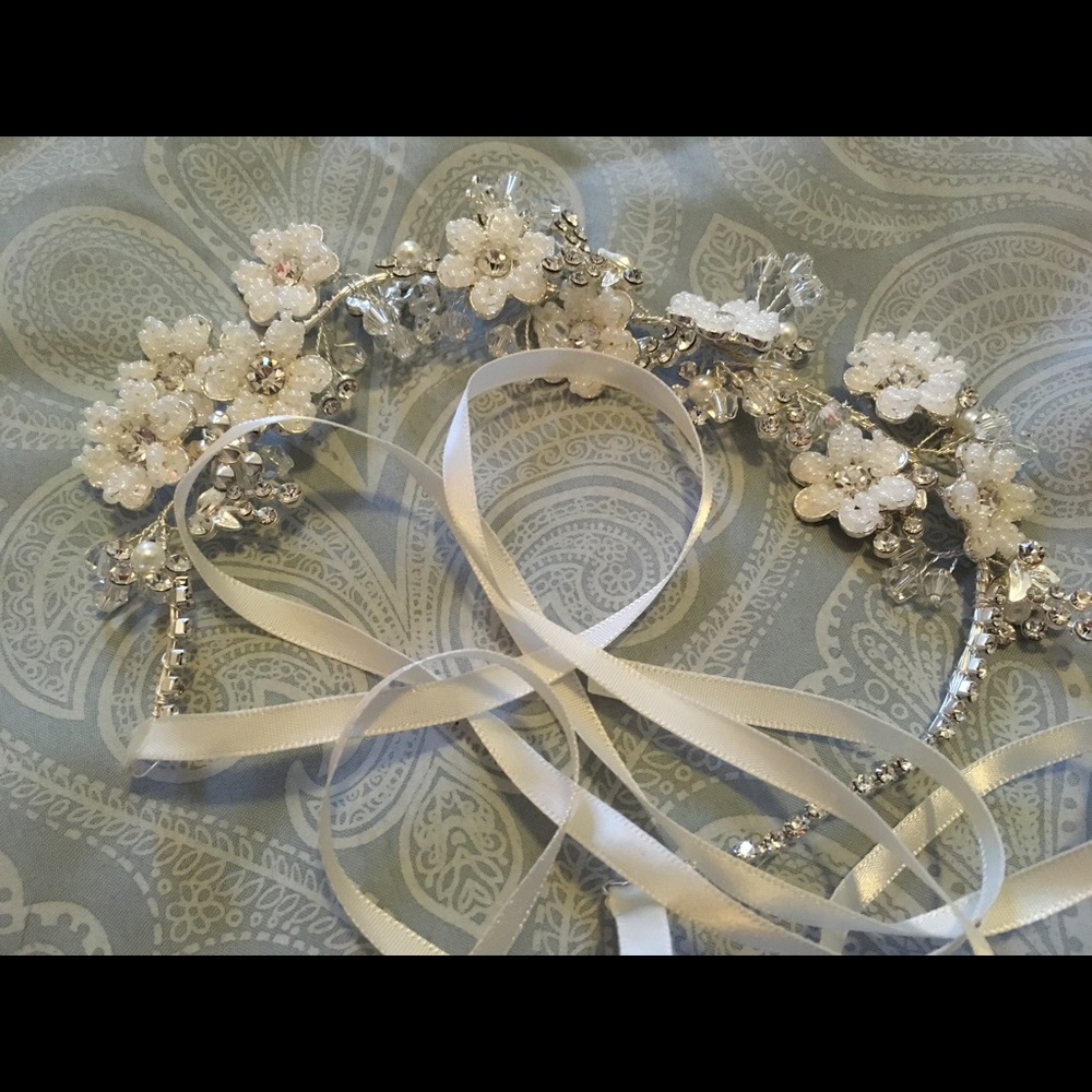 Couer de Vague white flower headband