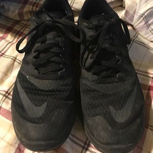 Like new!! Black Nike running shoes 6.5!