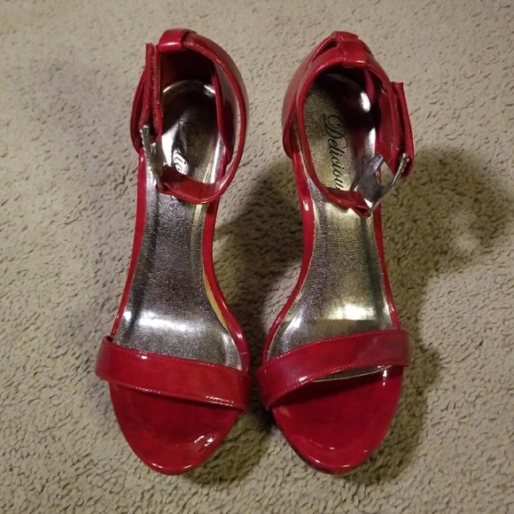 Red/Black Pumps w/Faux Snake Skin Trim - Picture 2 of 3