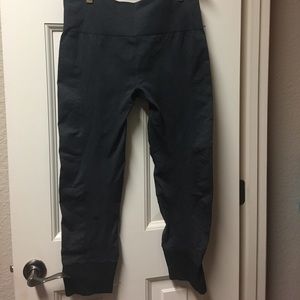 LULULEMON cropped athletic pants