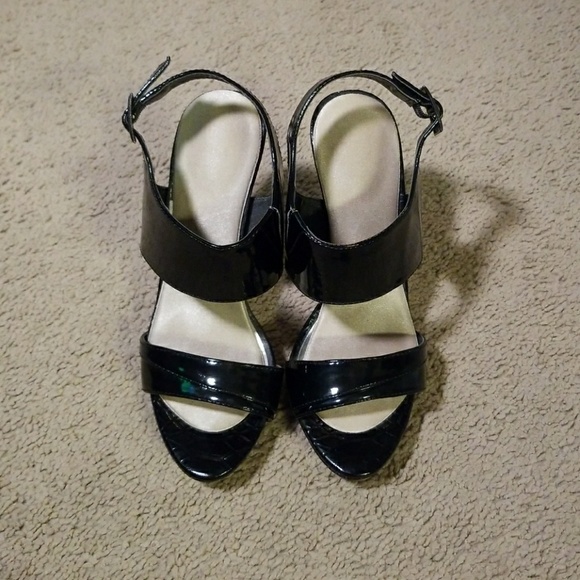 Black Pumps - Picture 2 of 8