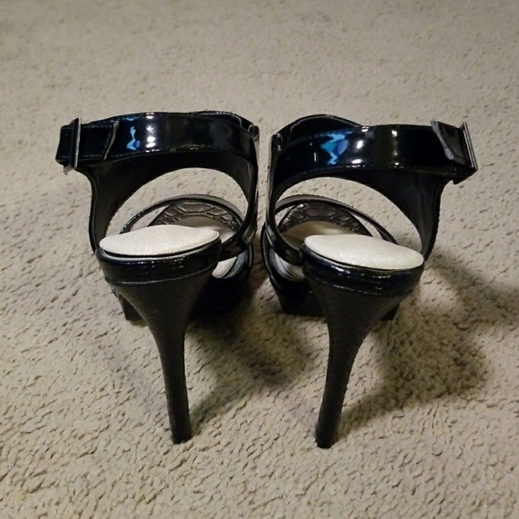 Black Pumps - Picture 4 of 8