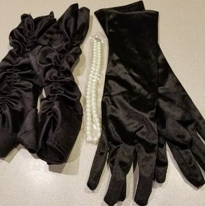 🔴3 for15 SALE. Bundle of 2 gloves & necklace