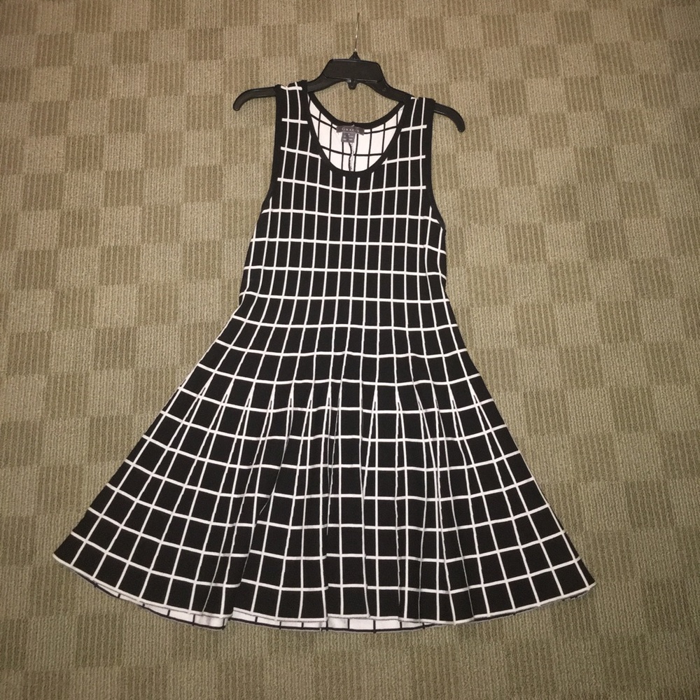 Sleeveless black and white dress
