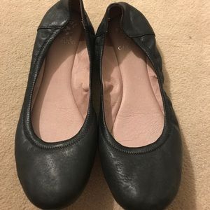 Vince Camuto black ballet flats! Size 9