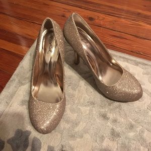 Qupid Sparkly Gold Heels. Women's size 7.