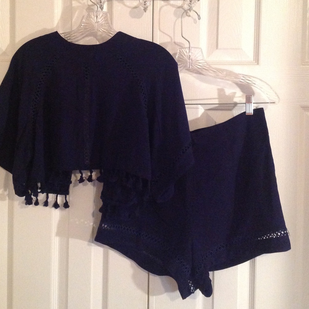 NWOT 💙Navy crop top pompom set💙