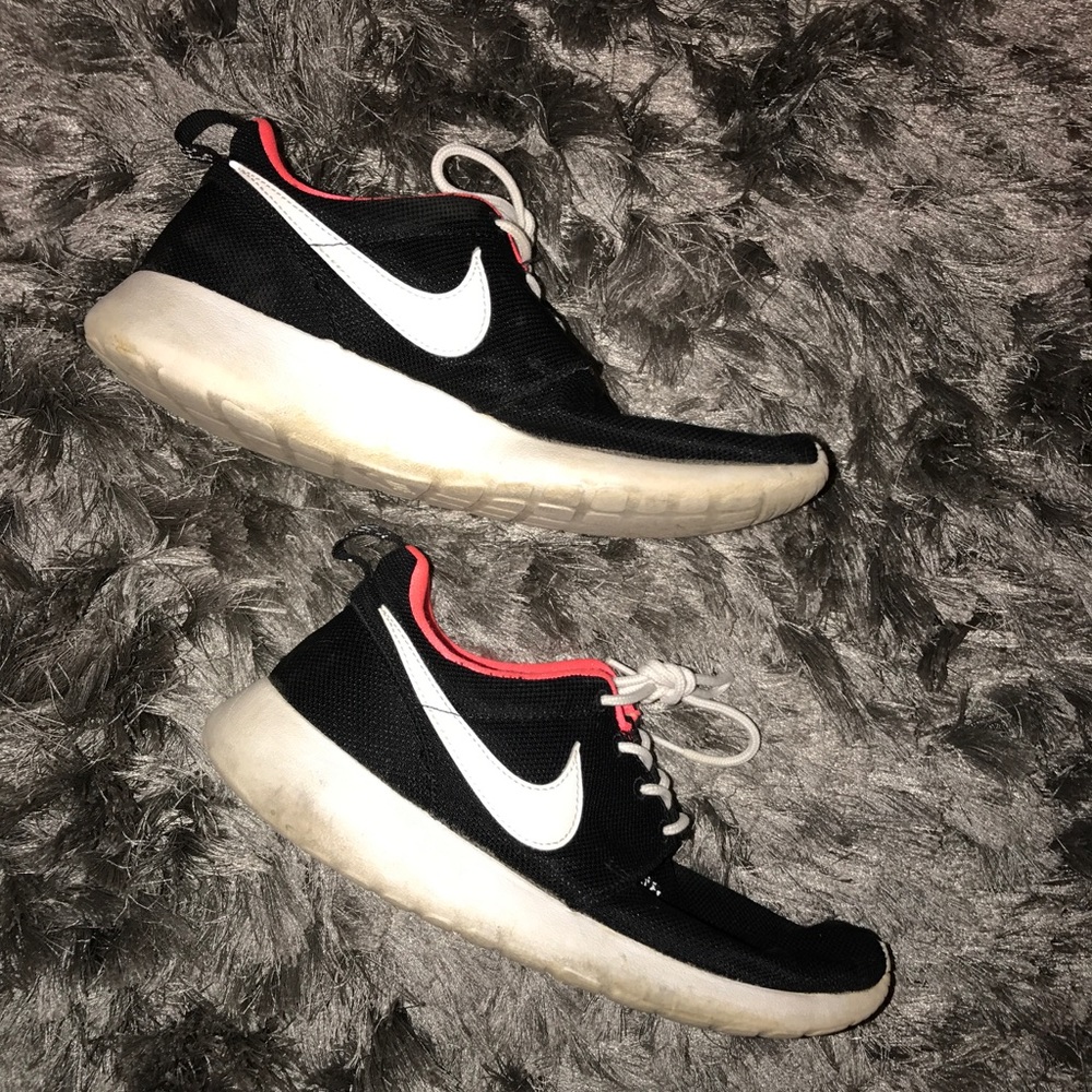 Black Nike Roshe Runs