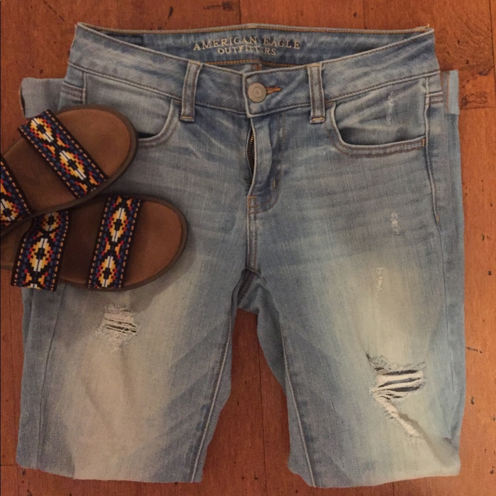 AMERICAN EAGLE RIPPED JEANS