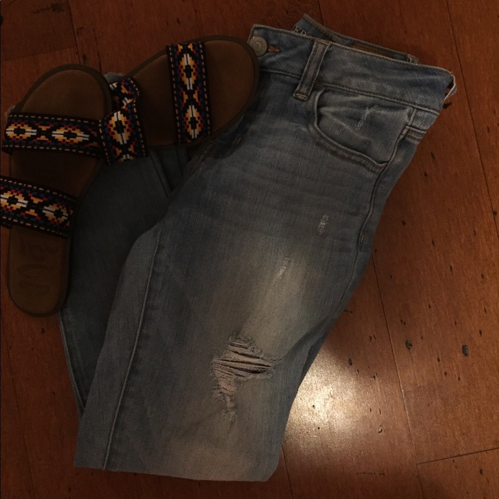 AMERICAN EAGLE RIPPED JEANS - Picture 2 of 5