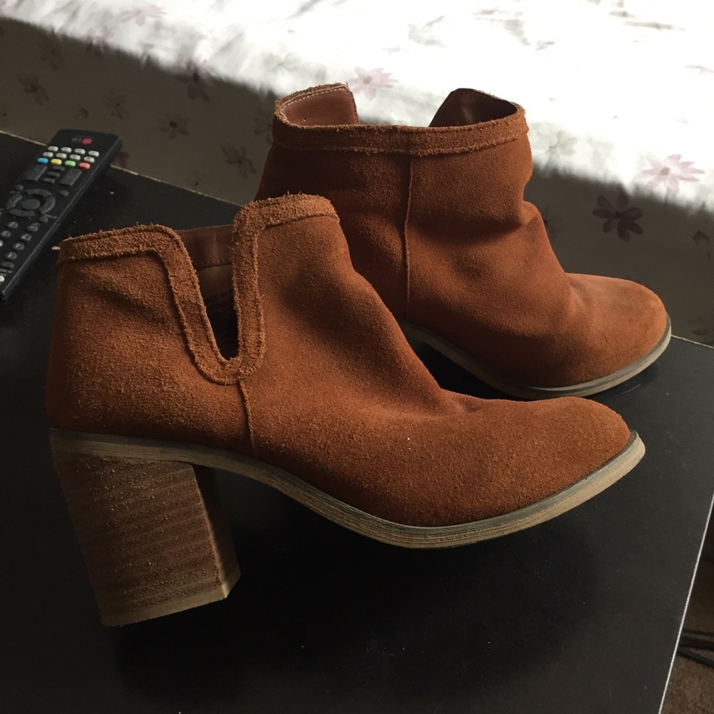 Suede Tan Booties 👢 - Picture 2 of 8