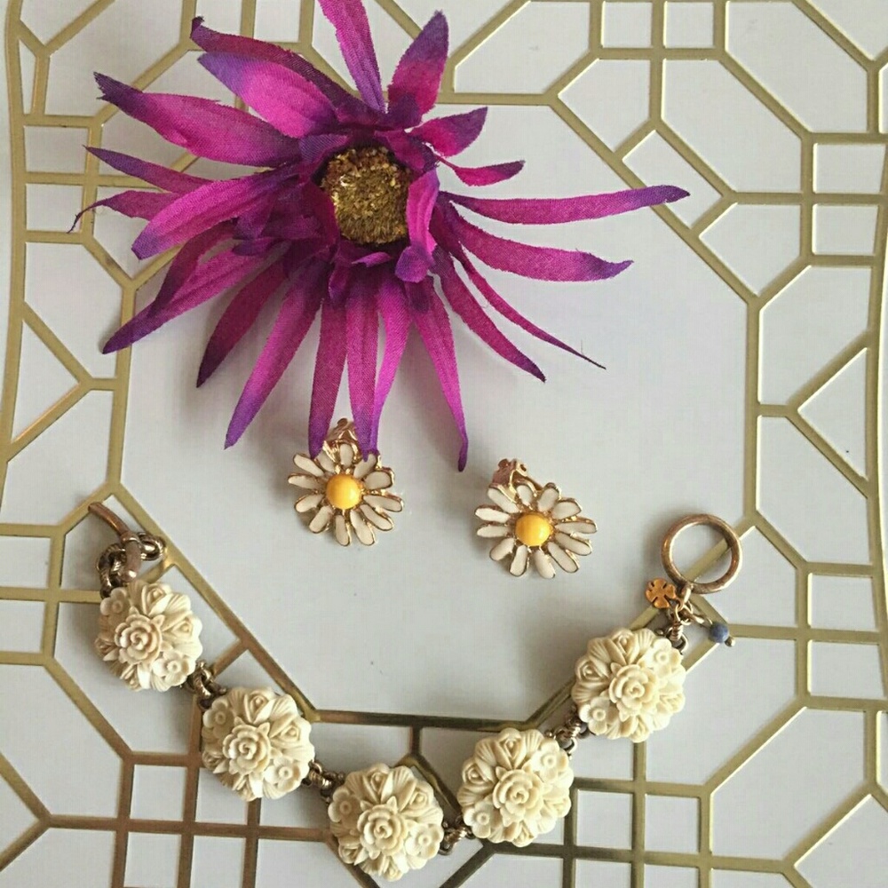 Cream/gold floral  bracelet