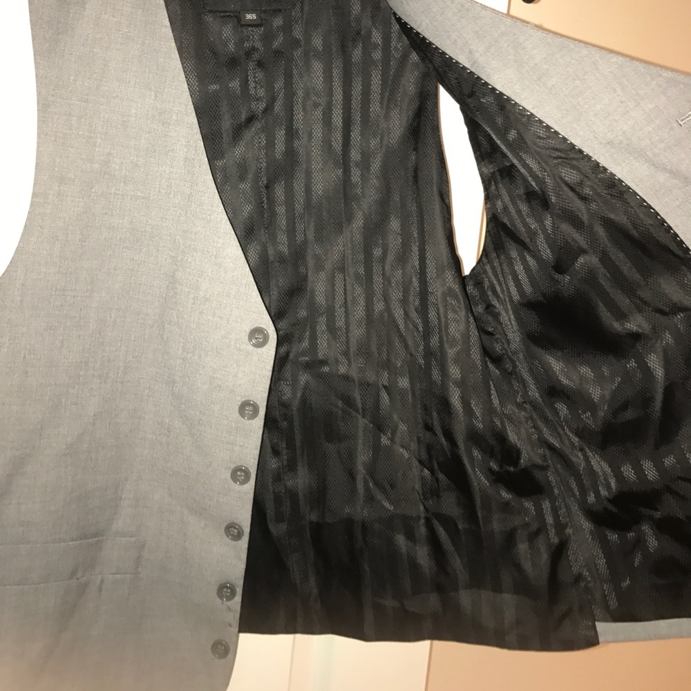 Grey n black vest - Picture 4 of 4