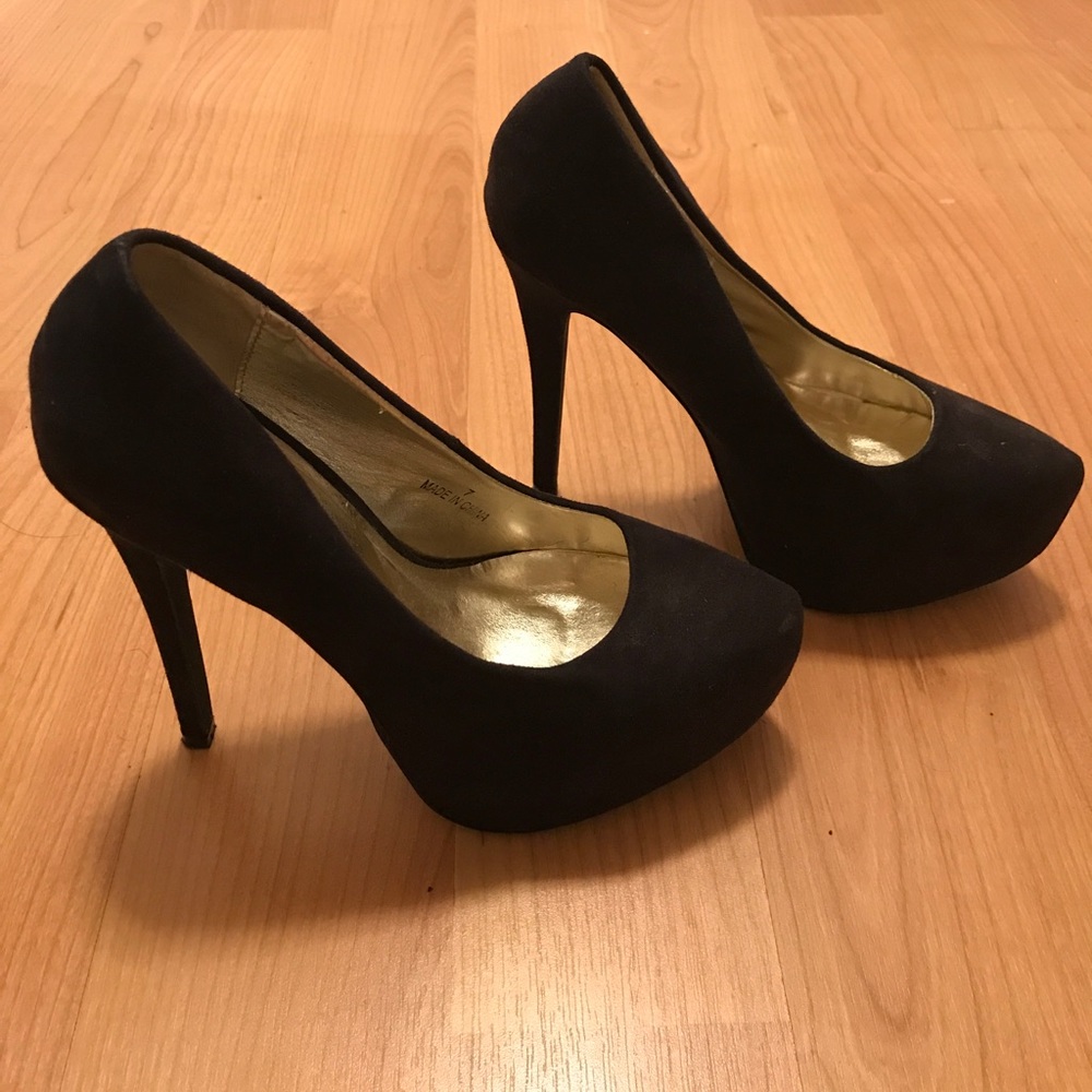 Black Pumps