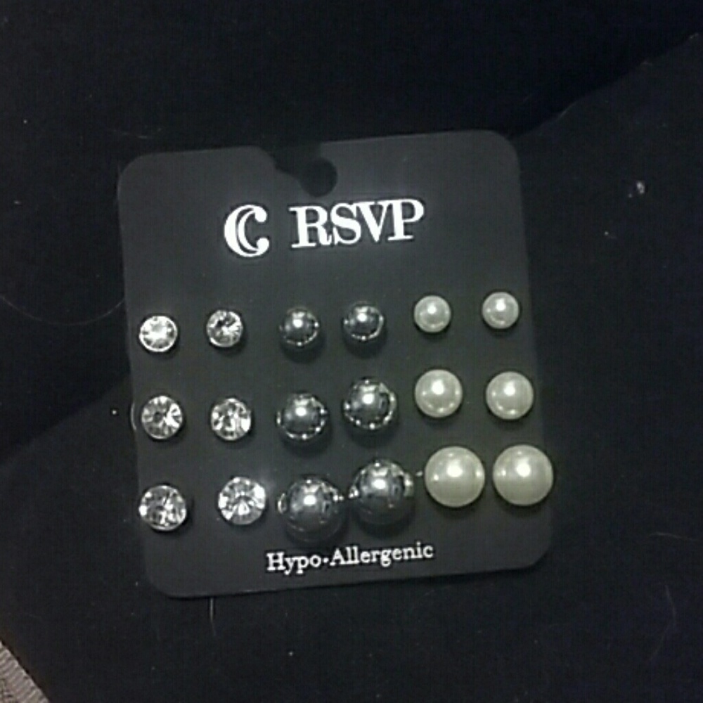 A set of 18 stud earrings