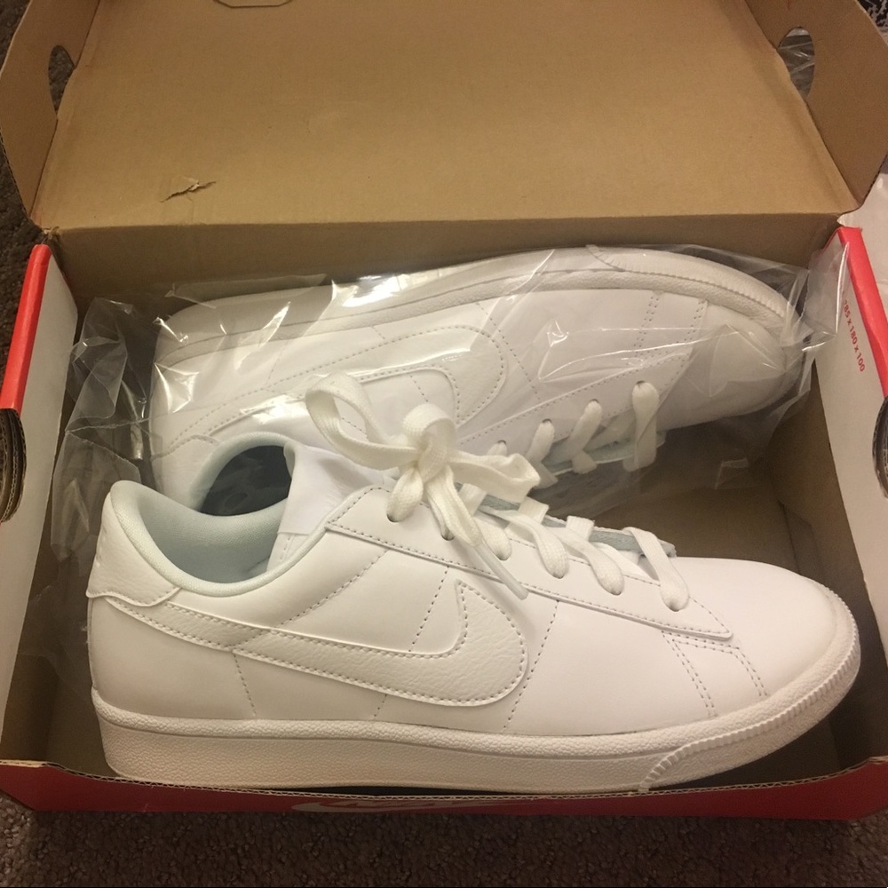 NEW all white nike tennis sneakers