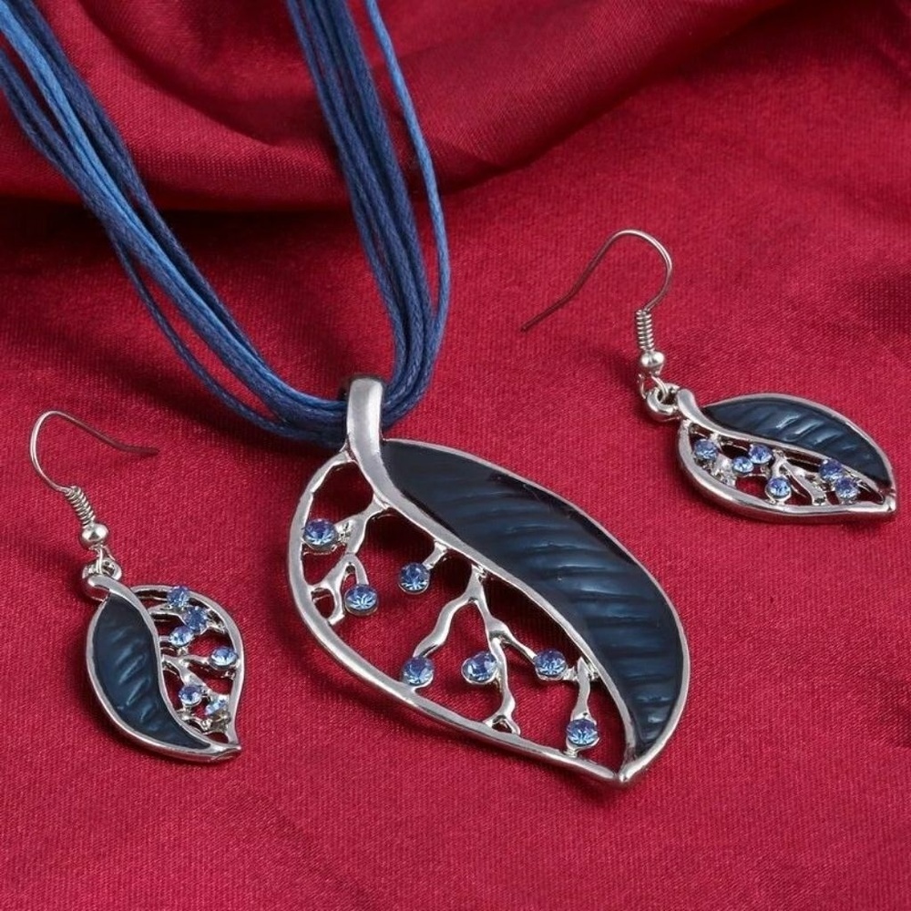 Set blue leaf pendant