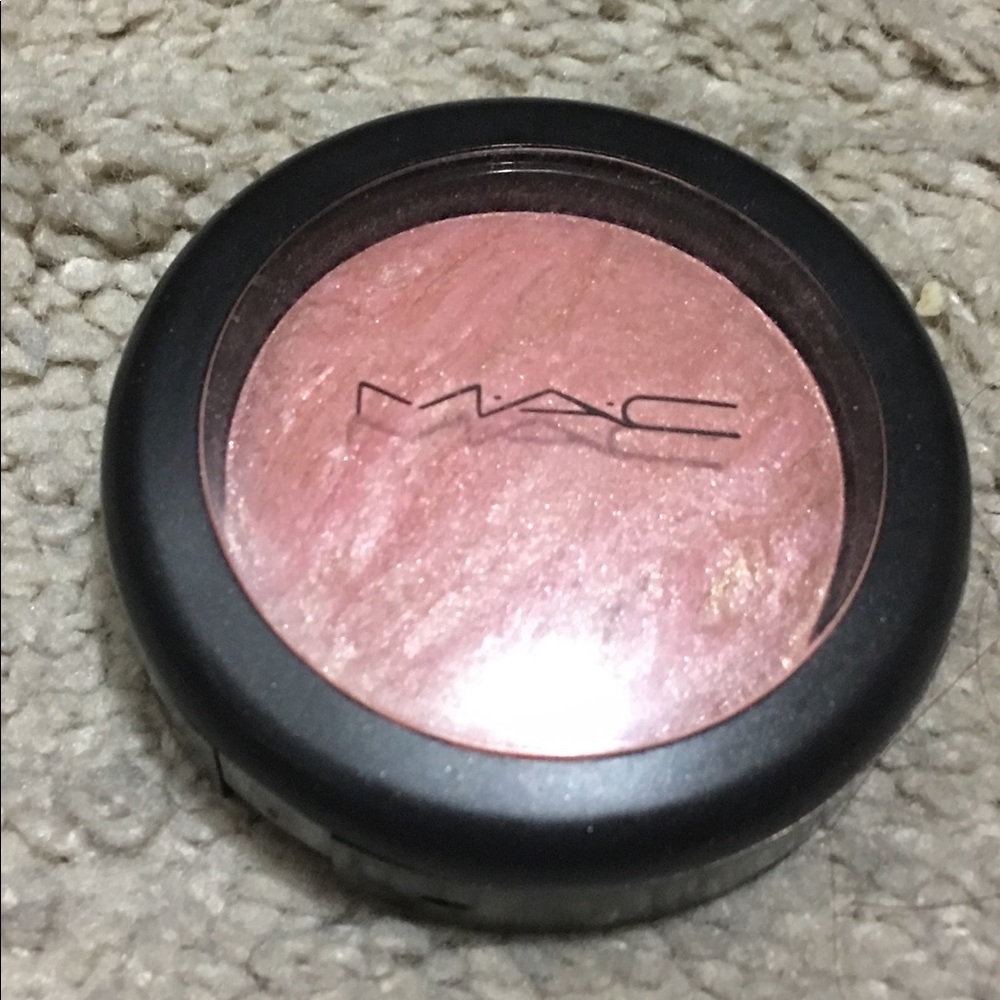 MAC Mineralized Blush- Hand Finish