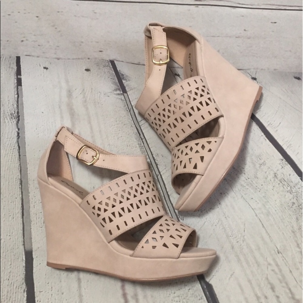 🌸Reduced🌸New nude color Qupid wedges • Size 10