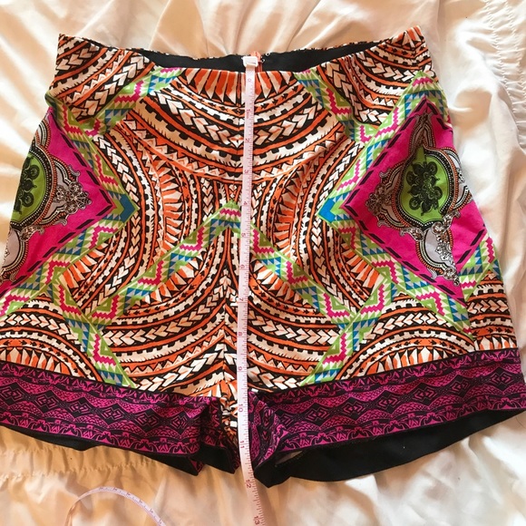 Colorful patterned shorts - Picture 2 of 4