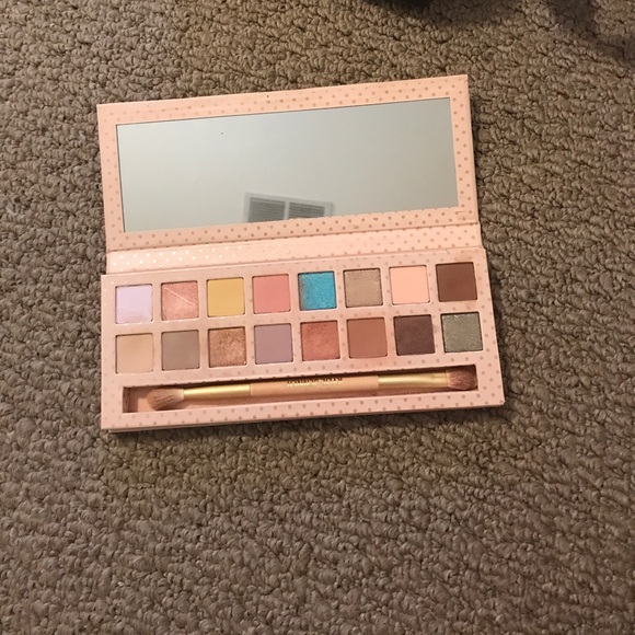 Kylie Jenner Take me on vacation palette. - Picture 2 of 4