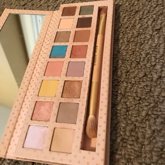 Kylie Jenner Take me on vacation palette. - Picture 3 of 4