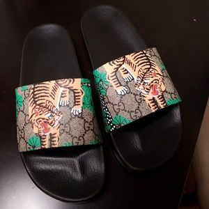 SuperAwesome slides! Size 9 mens, 10.5 -11 womans