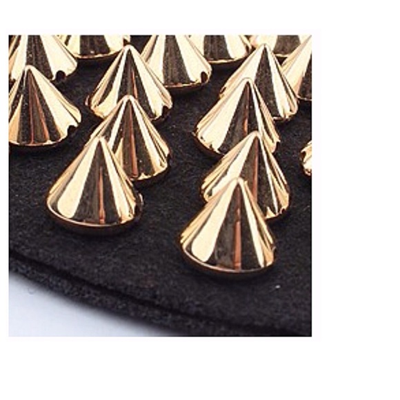 Edgy Peter Pan Style Studded Collar - Picture 2 of 4