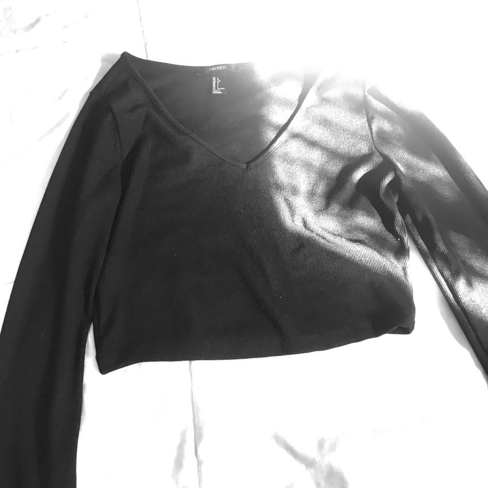 Black long sleeve V neck crop top