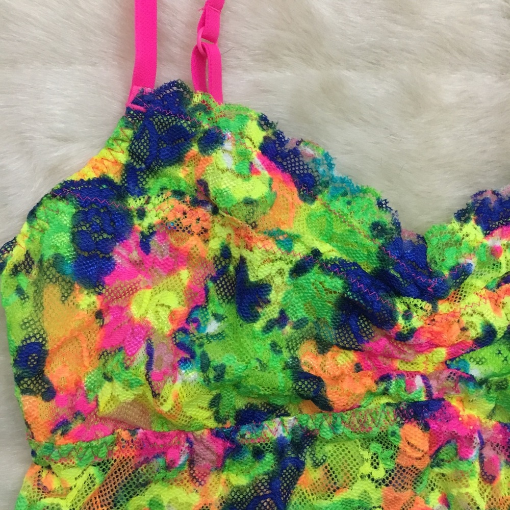 {Express} Bralette - Picture 2 of 4