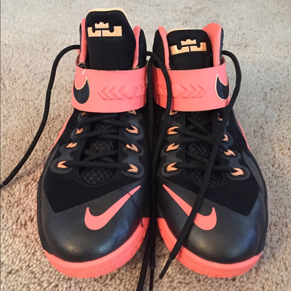 Women's basketball shoes