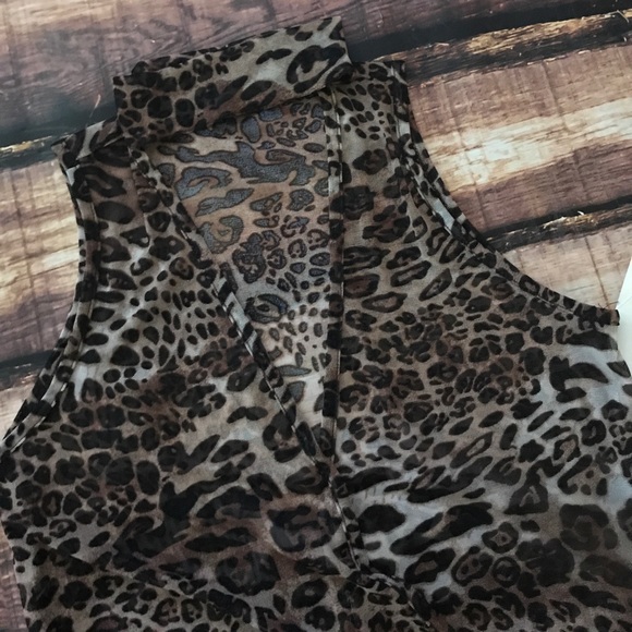 << Sheer Leopard Print Choker Wrap Tank Top >> - Picture 2 of 7
