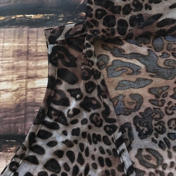 << Sheer Leopard Print Choker Wrap Tank Top >> - Picture 4 of 7