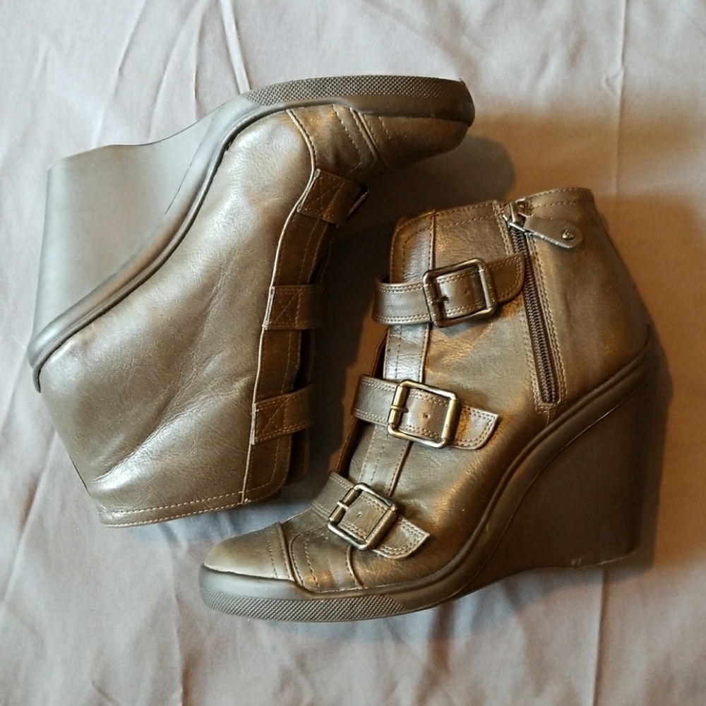 Grey Buckle Wedged Boots