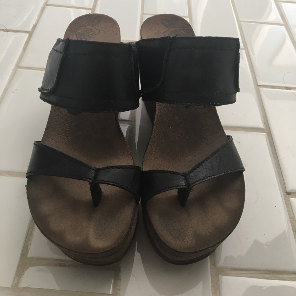 OTBT black wedges
