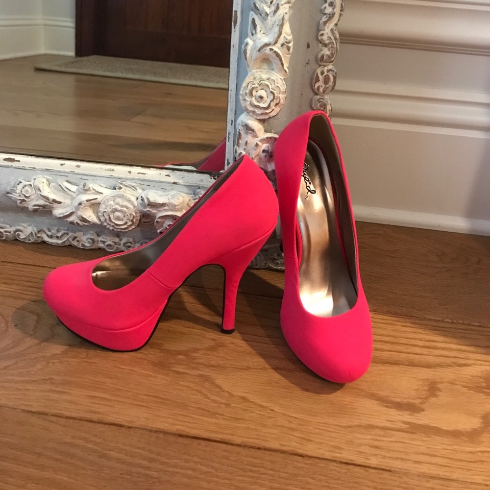 Hot Pink platform heels 👠 super cute 💞